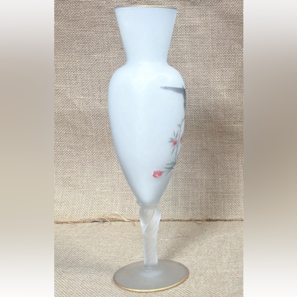 Vintage White Satin Glass Sparrow Pedestal Vase Cottage Core Classic Elegant - Picture 5 of 8